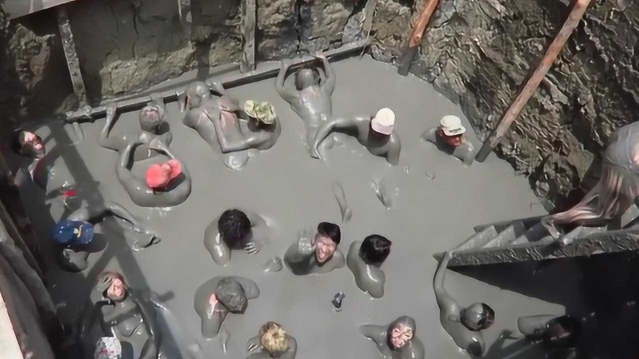 老外第一次泡男女混浴火山泥温泉连连惊叹大饱眼福太享受了