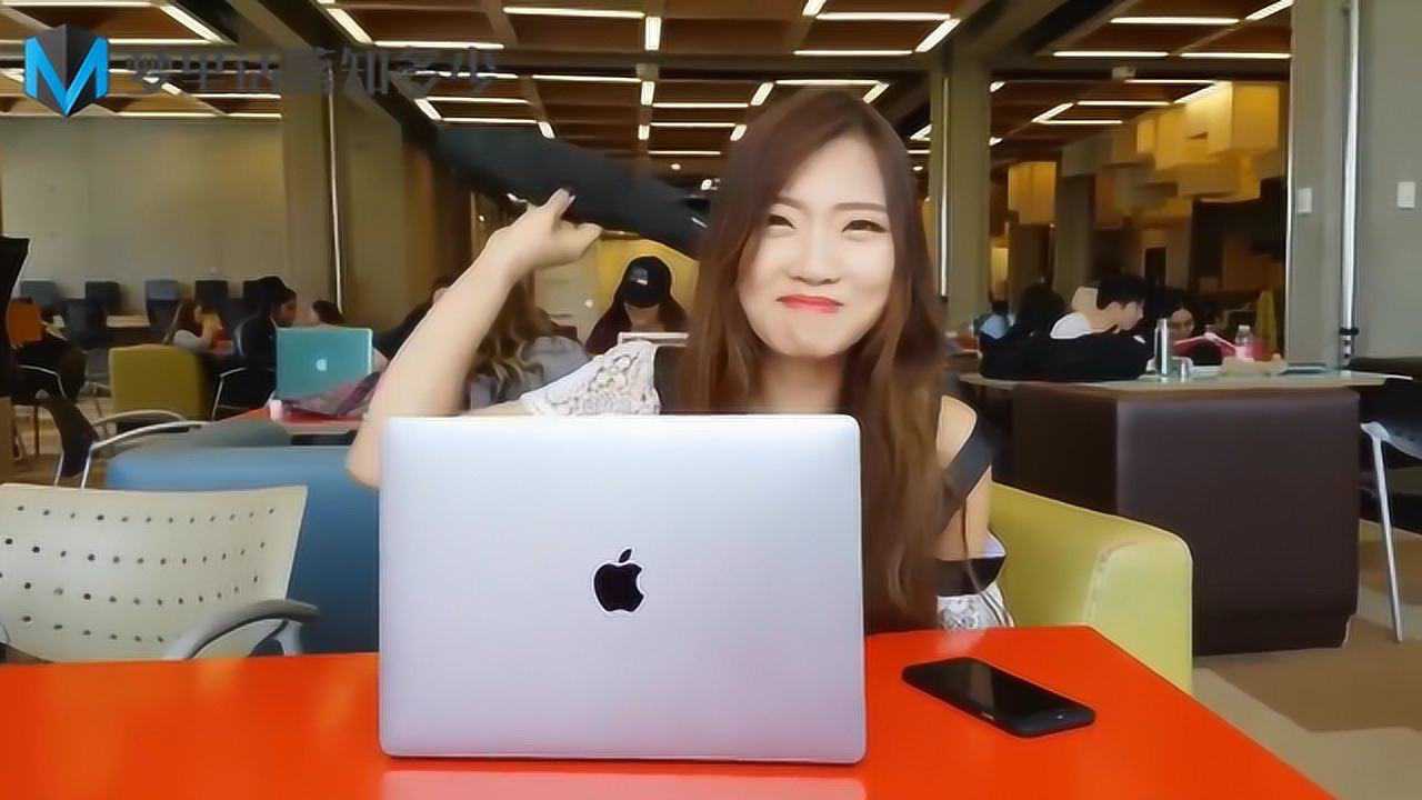 女友在图书馆学习，竟被混蛋男友恶作剧！鼠标垫便成为女友的武器猛砸男友！_高清