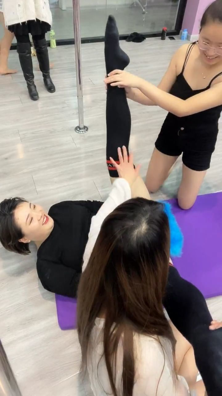 美女压腿太狠了看着都疼太可怕了