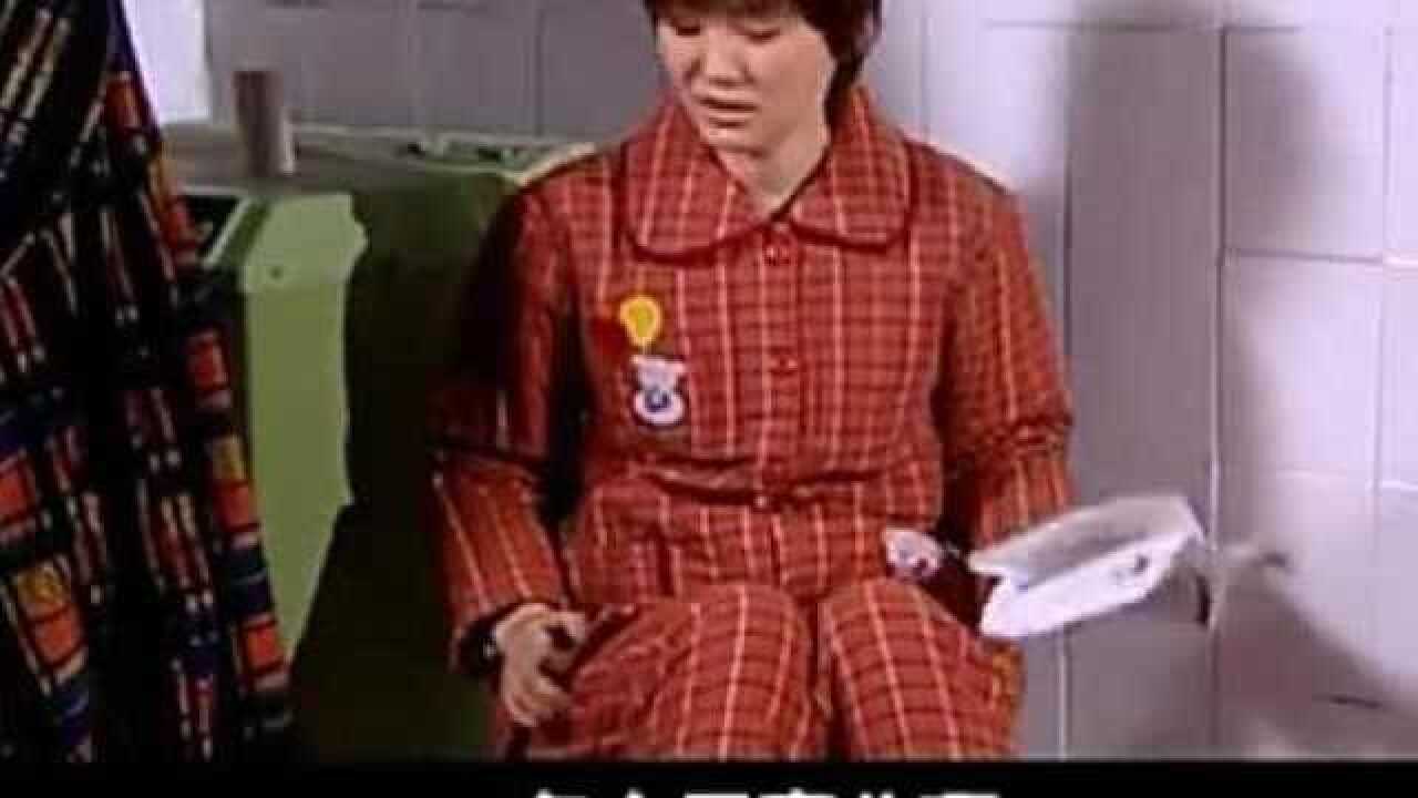 老公伺候老婆洗脚，水凉了赶紧给老婆加热水，还帮忙捏脚按摩_高清