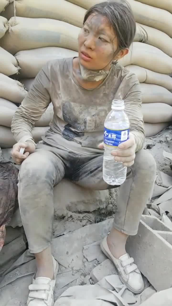 水泥妹一上午卸十万斤水泥看她累成这种样子真的让人好心疼
