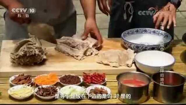 因为菜式比较多,所以制作十大碗就要争分夺秒