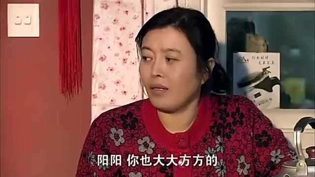 裸婚时代:佳倩让易阳把特产带回去,易阳奶奶竟要分出一半送回去