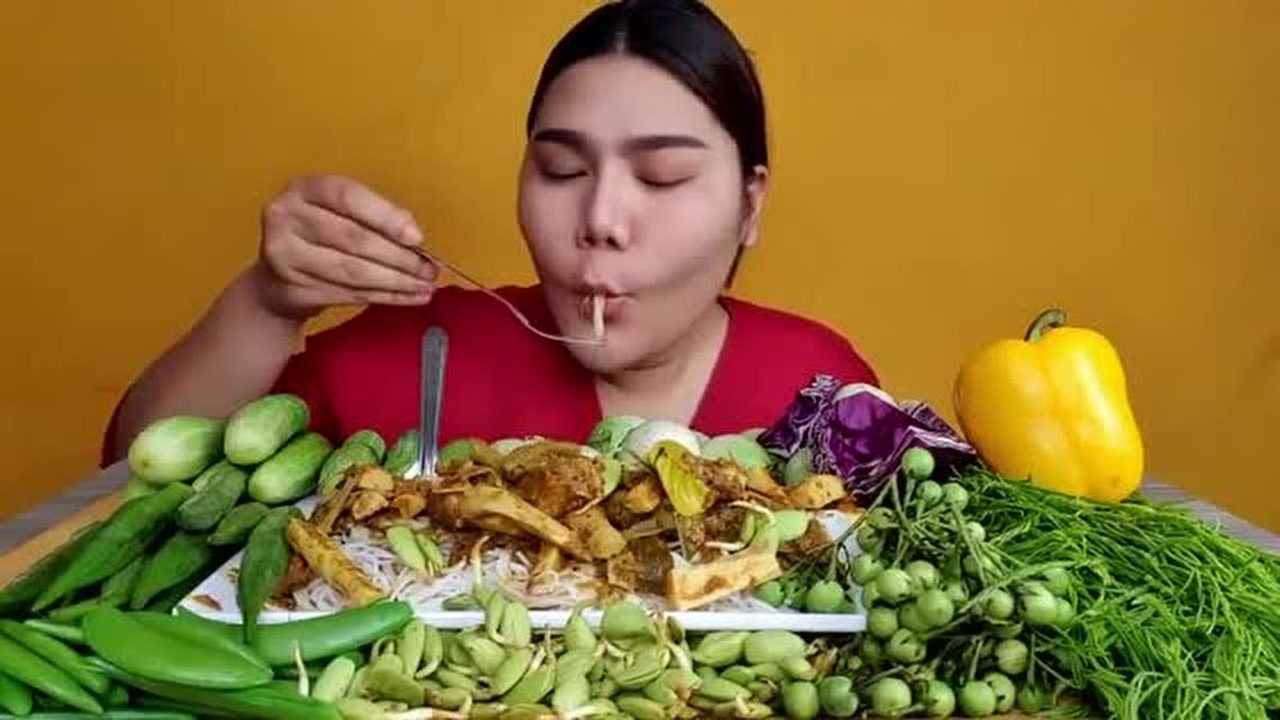 吃播泰国吃货小妹试吃肉泥炖竹笋拌粉蔬菜豆子都生吃贼生猛