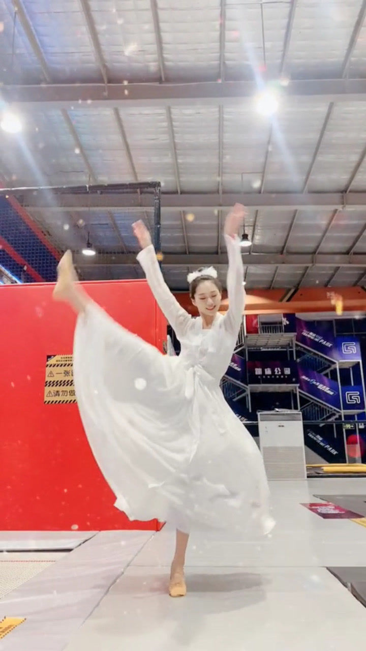 汉服美女一字马,美的真舒服