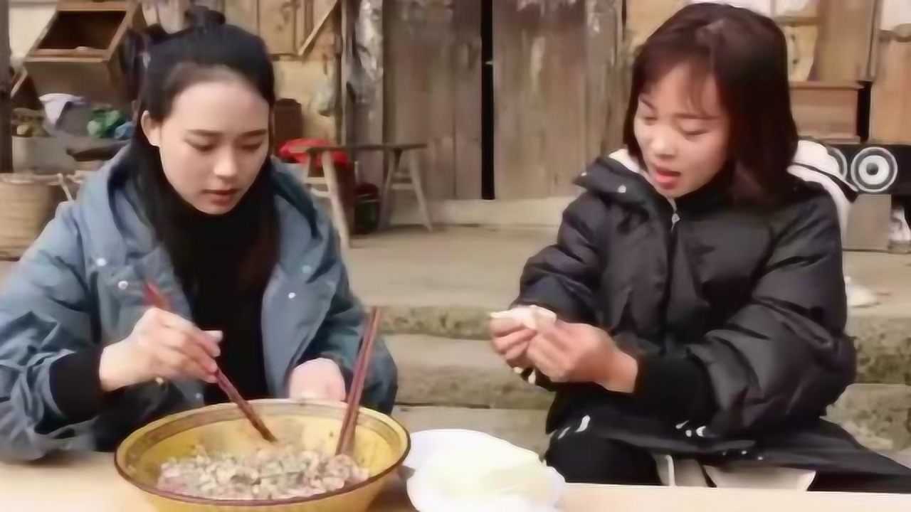 吃播秋妹包抄手肉馅多皮薄秋妹吃肉姐姐吃皮一次能吃三两
