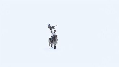 现实版“神雕侠”！新疆驯鹰人携金雕雪中狩猎，美若神话