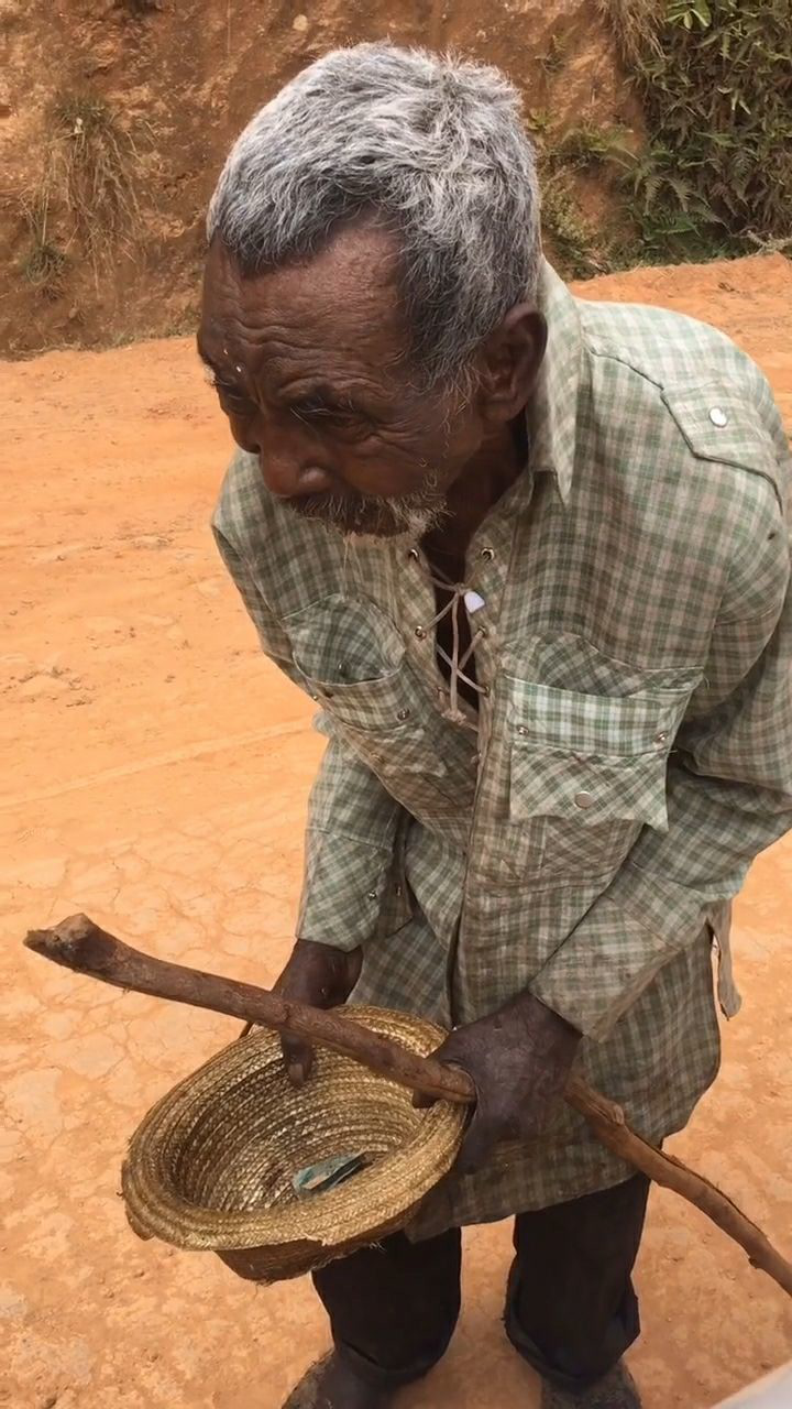 一位86岁的老人孤独的站在路边乞讨当给他1000阿里时