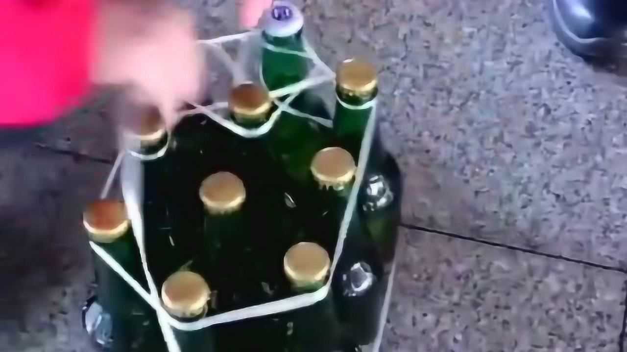 小时候卖的啤酒,一根绳子绑着好几瓶,这样的手法很多人还没见过!