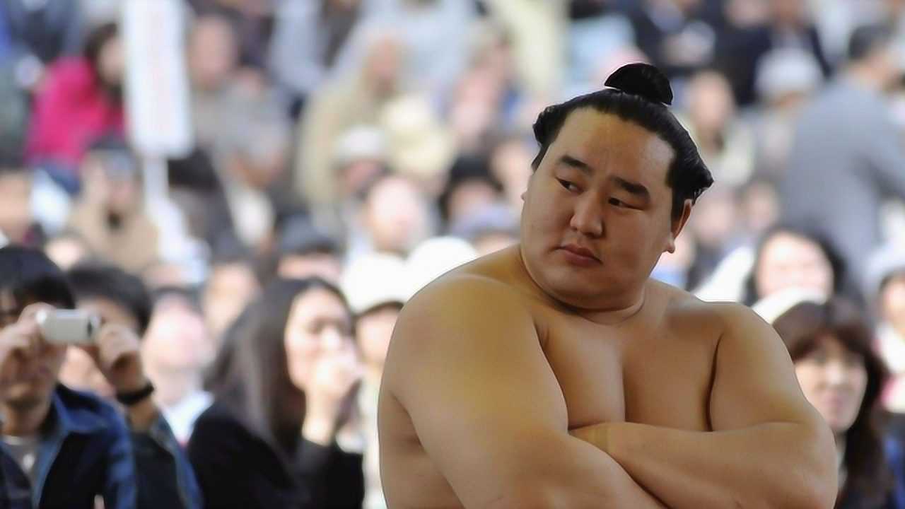 日本相扑巨汉选手朝青龙精彩集锦轻轻松松把对手提起来扔在地上