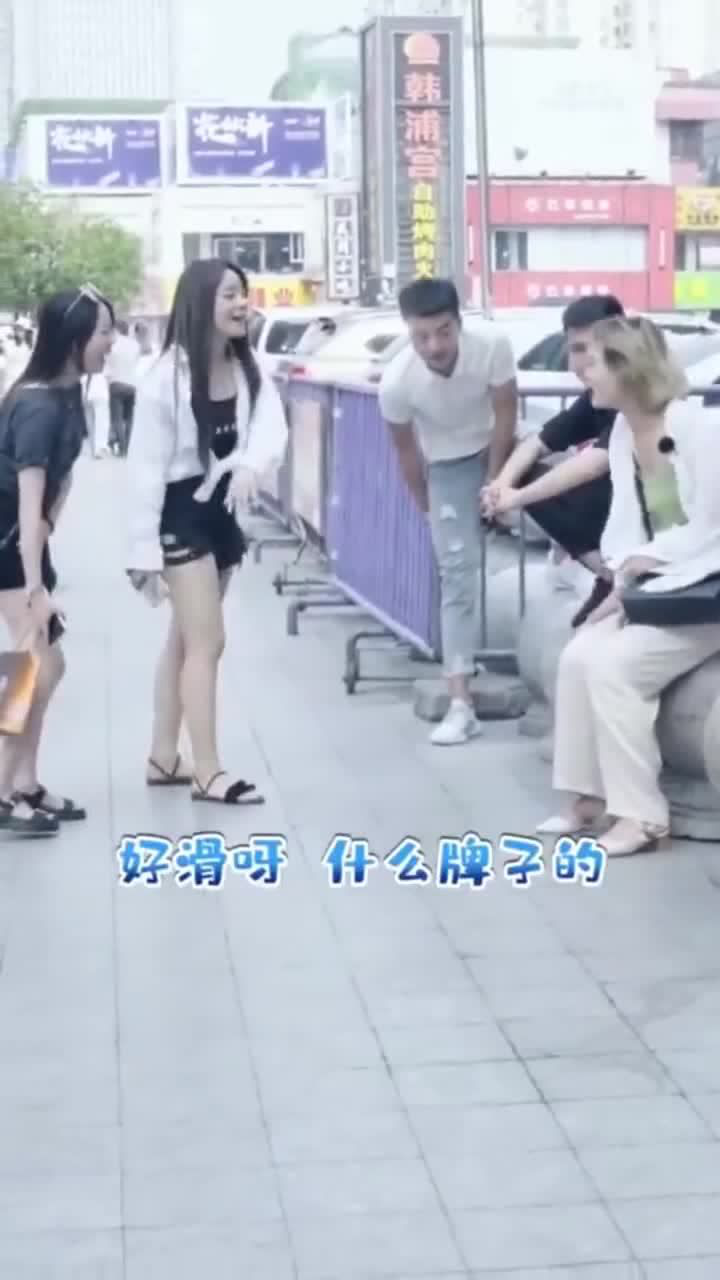 这个人居然当街摸美女大腿_高清