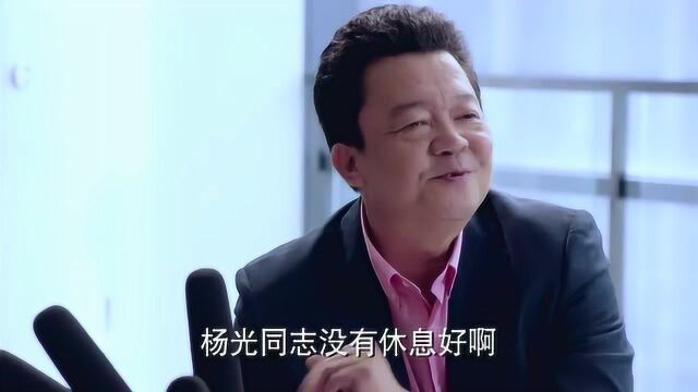 杨光的师兄获得了国际大奖,提到了杨光,结果杨光被媒体轰炸懵了