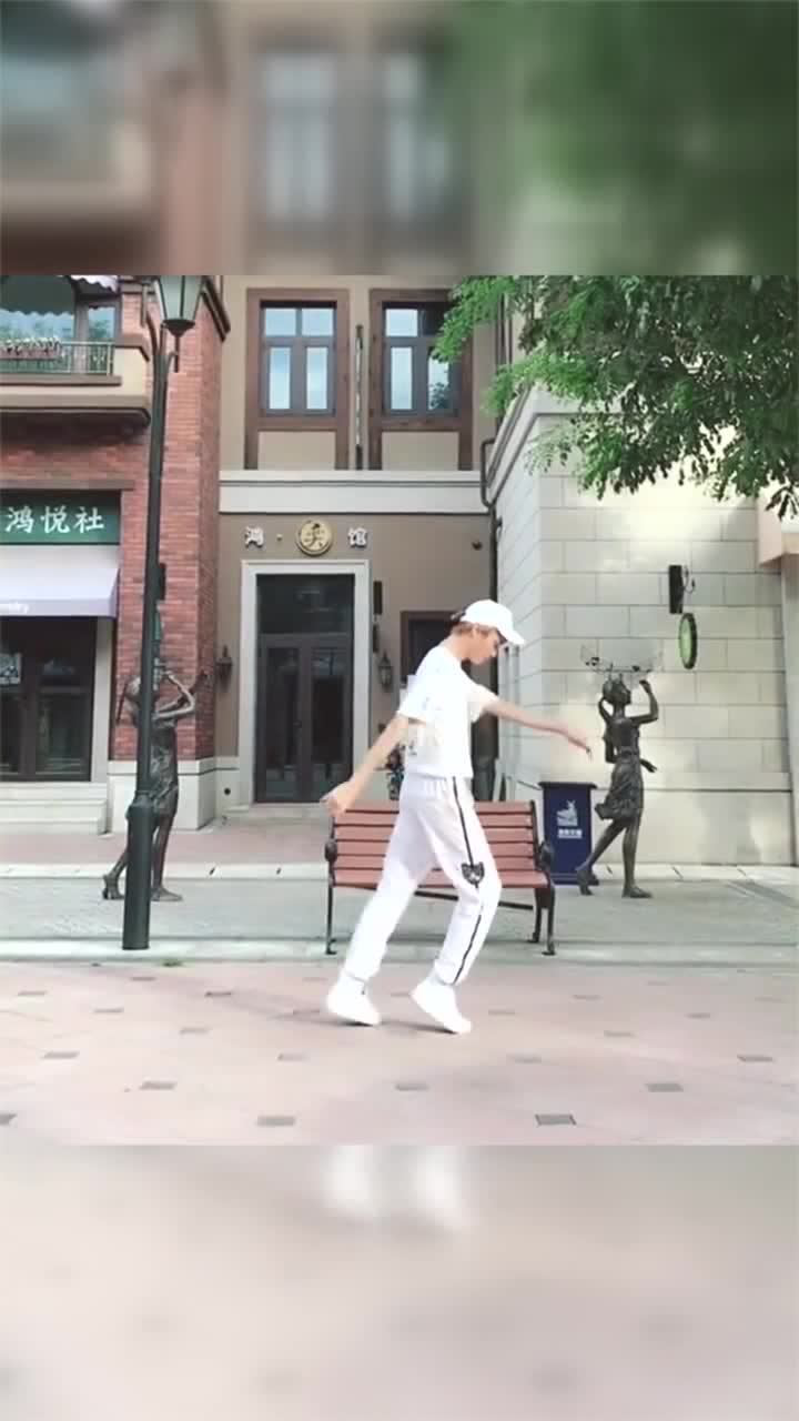 慢动作告诉你原地太空步是怎样做出来的帅哥街头跳舞非常帅气