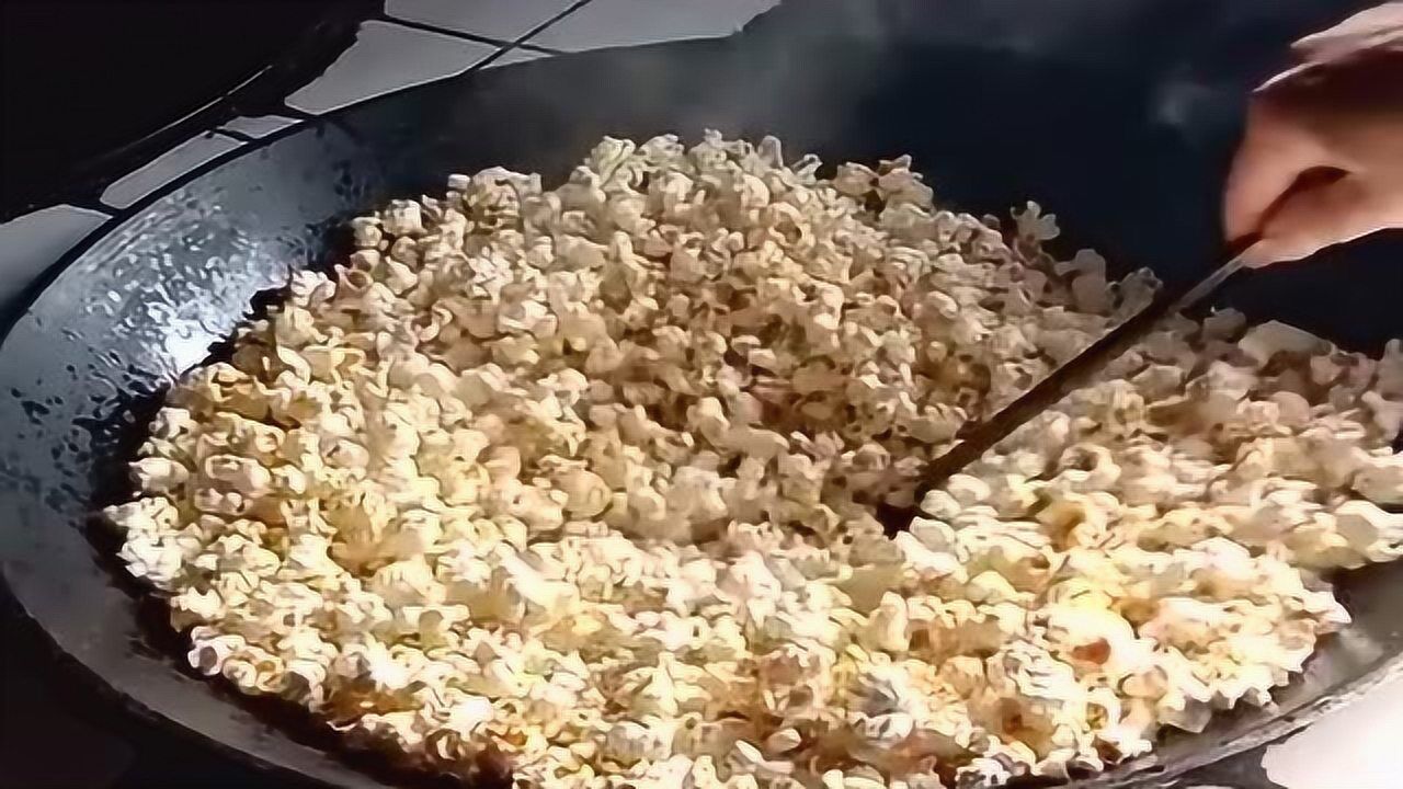 农村人吃爆米花太简单了直接倒在锅里翻炒满满的童年记忆