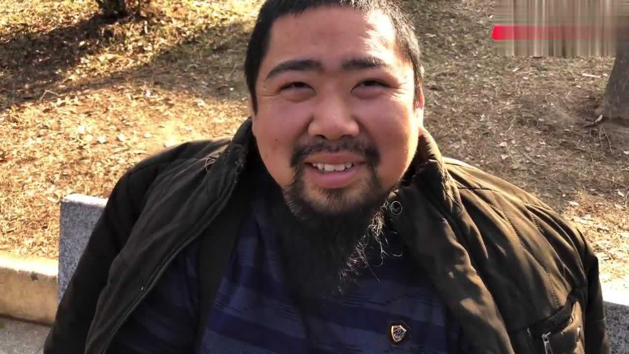 横店二胖二房东找到女朋友了,非常开心兴高采烈,满脸洋溢着笑容