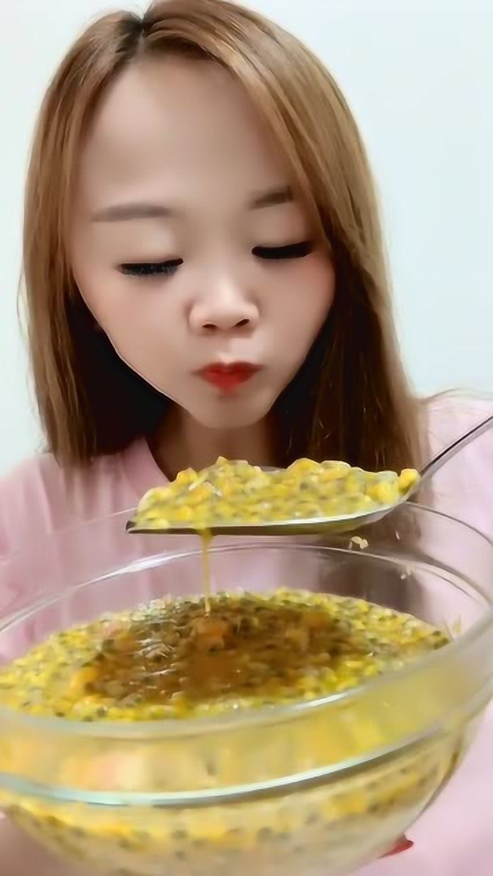 吃冰姑娘吃百香果黏黏糊糊的看着就倒胃口她却吃出幸福味道