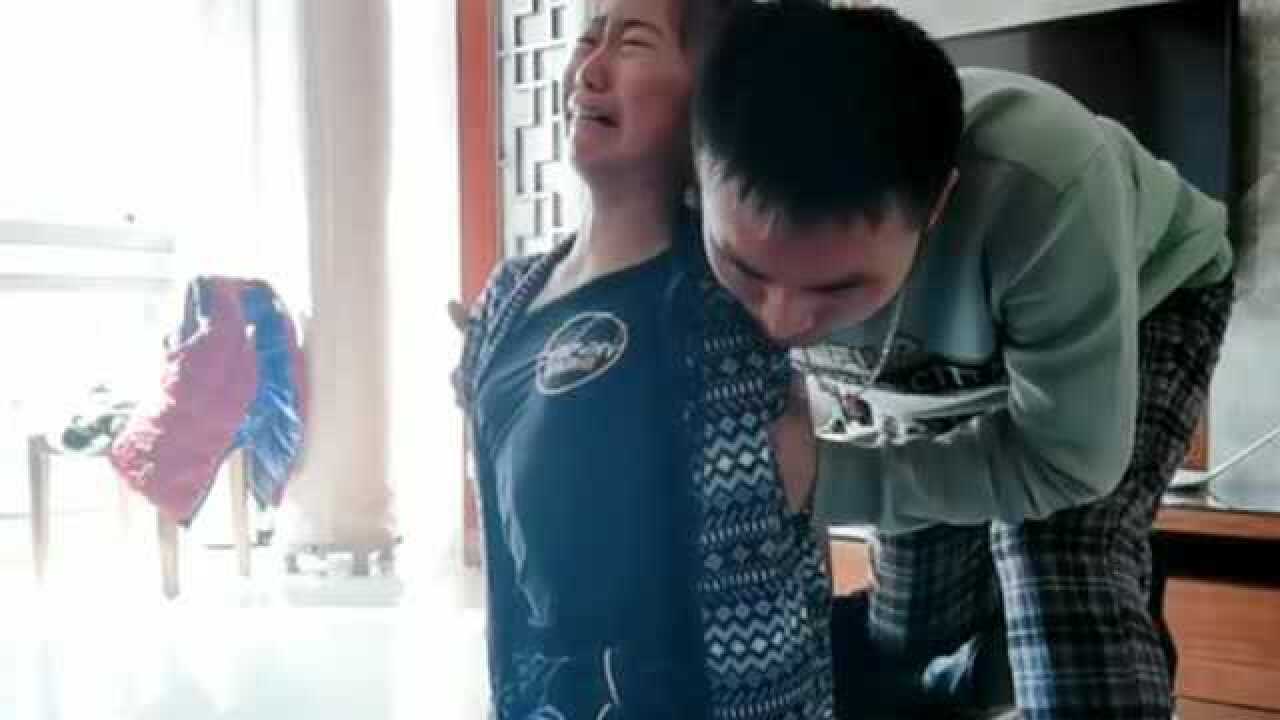 舞蹈生每天都要这样练劈叉，听着小姐姐痛苦的声音，我也感受到了这份痛苦！_高清