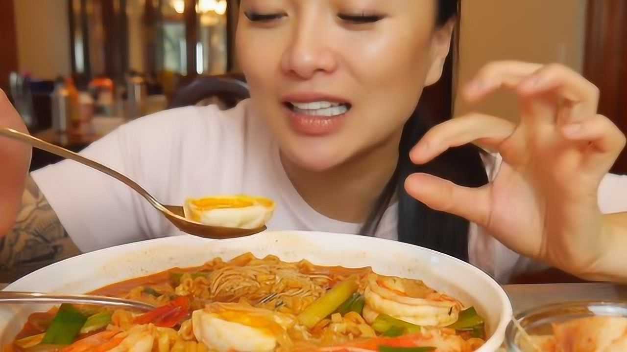 泰国吃播sas微笑姐吃一大碗海鲜拉面深夜放毒