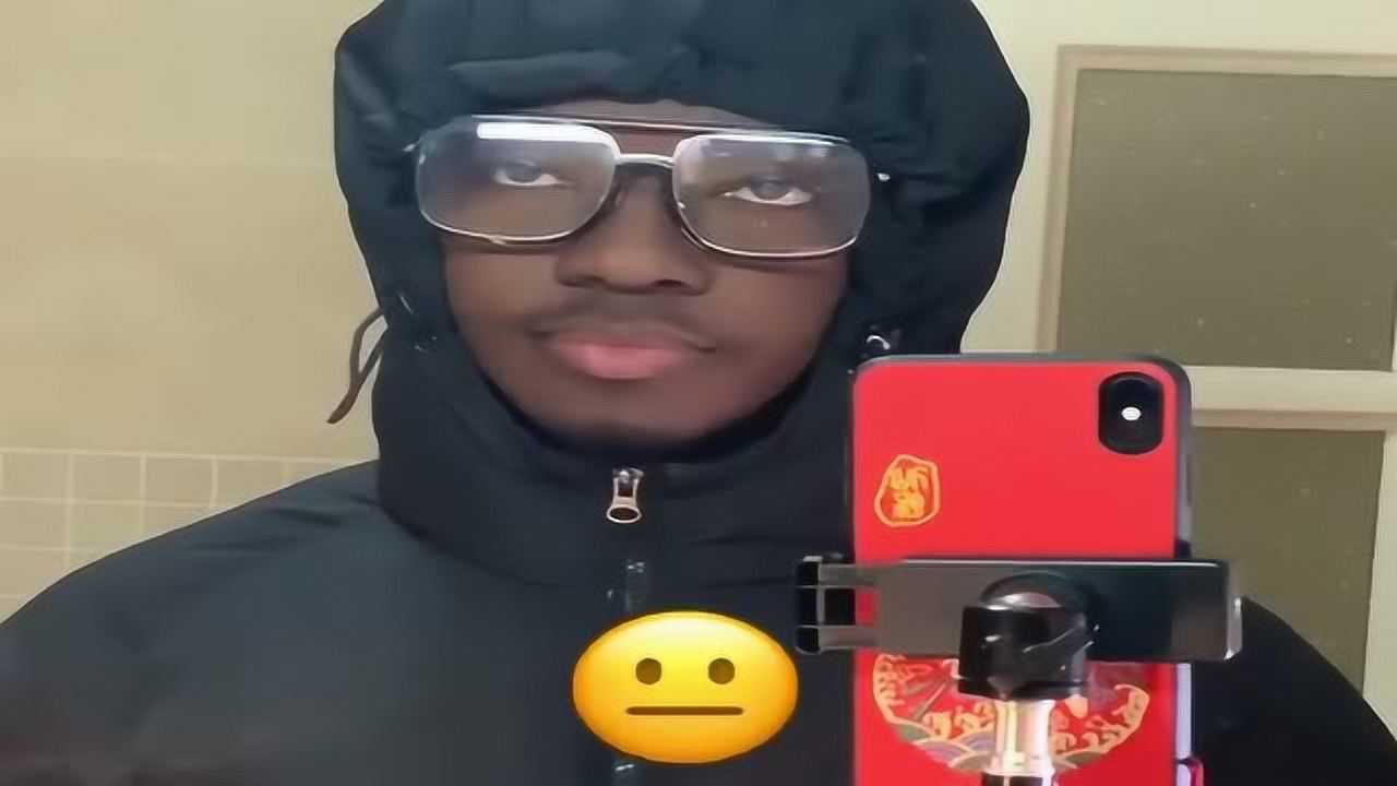 黑人模仿微信表情最后的黑脸动作才是精髓所在