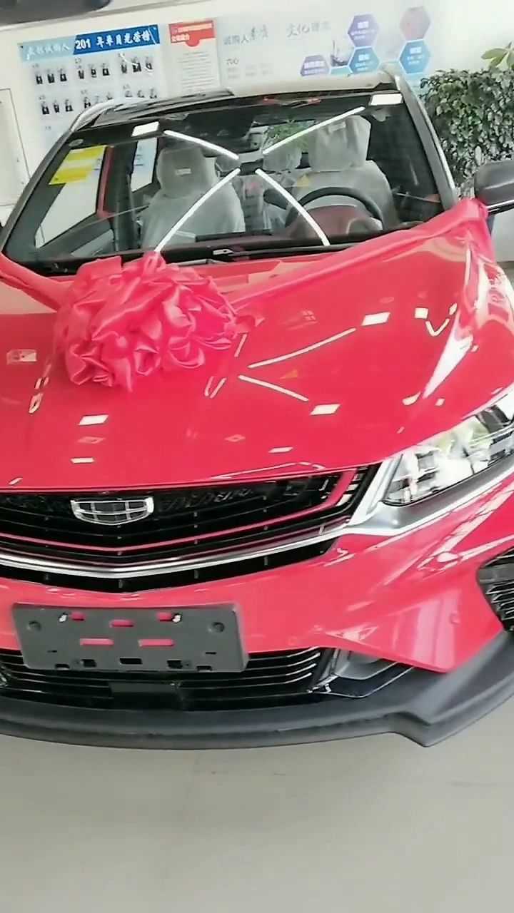 一款红色的吉利缤越,非常适合女士开的一款车!