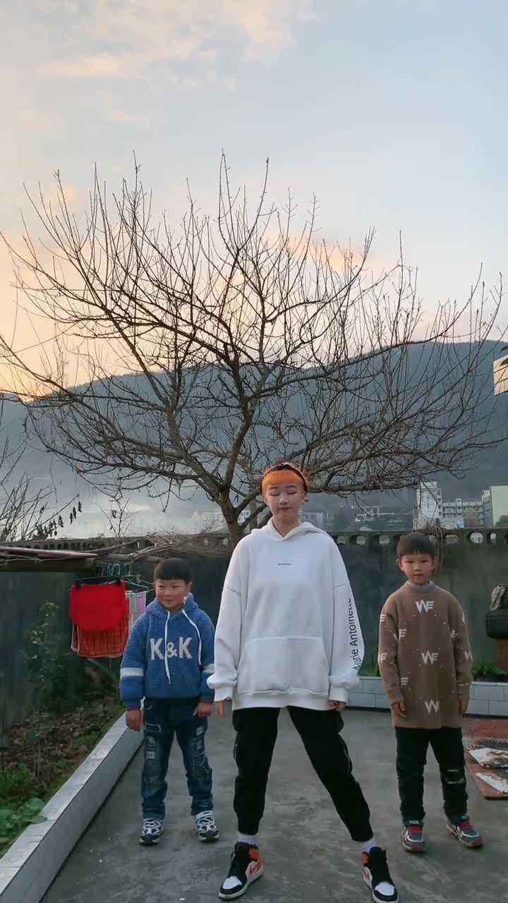 回老家收养了两个小迷弟以后要经常过来看看他们