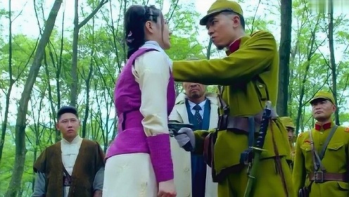 女特务怀上八路孩子,大佐怀疑叛变对着肚子就是两枪,真是禽兽不如!