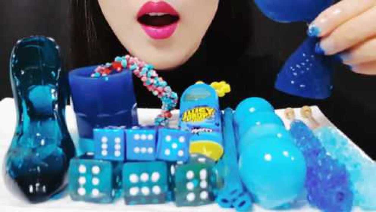 吃播：小姐姐吃蓝色系糖果，超棒的咀嚼音_高清