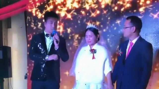 新郎亲吻新娘,新娘嘴唇率先离开,司仪说出原因惹爆笑!