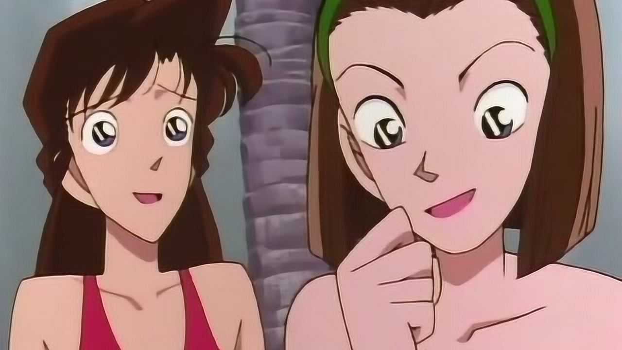 名侦探柯南园子和小兰穿着泳衣在海边戏耍柯南自顾自的没敢看