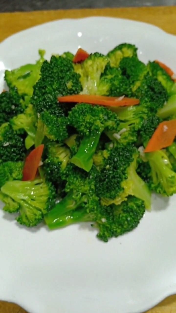 炝拌西兰花来袭这样做会更好吃哦