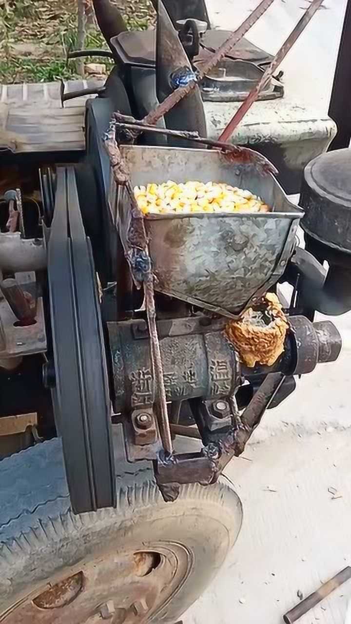 村里拍到的画面,农民制作爆米花棍的机器,高手在民间