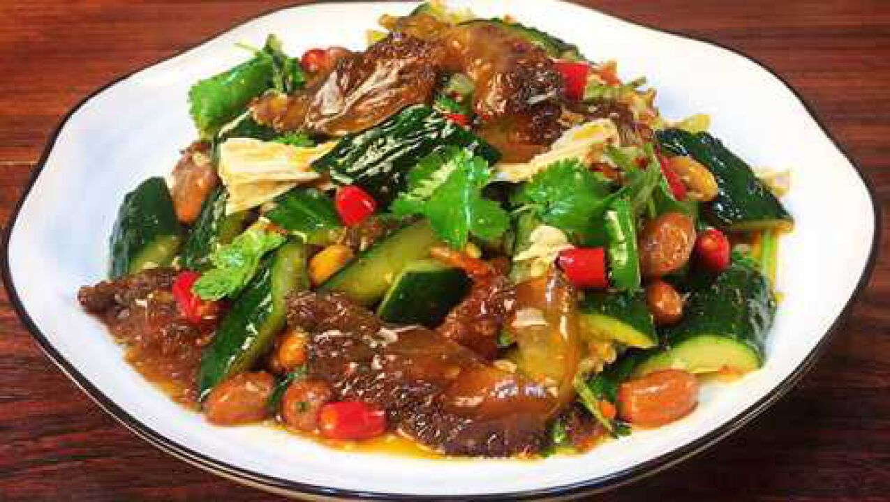 黄瓜腐竹海蜇头,做餐桌上最受欢迎的凉拌菜,清脆爽口,下酒下饭
