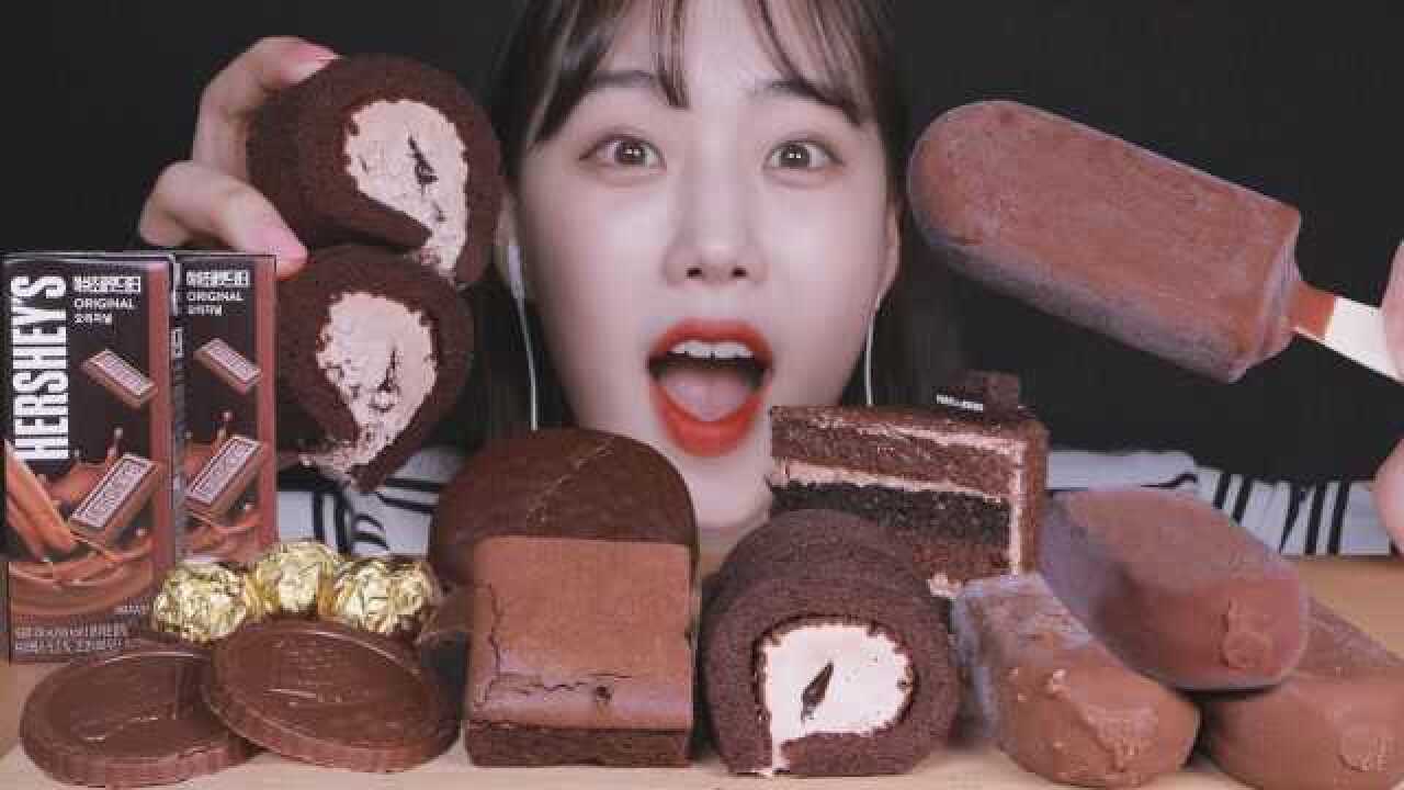 韩国吃货小姐姐吃脆皮雪糕巧克力蛋糕发出咀嚼音太馋人了