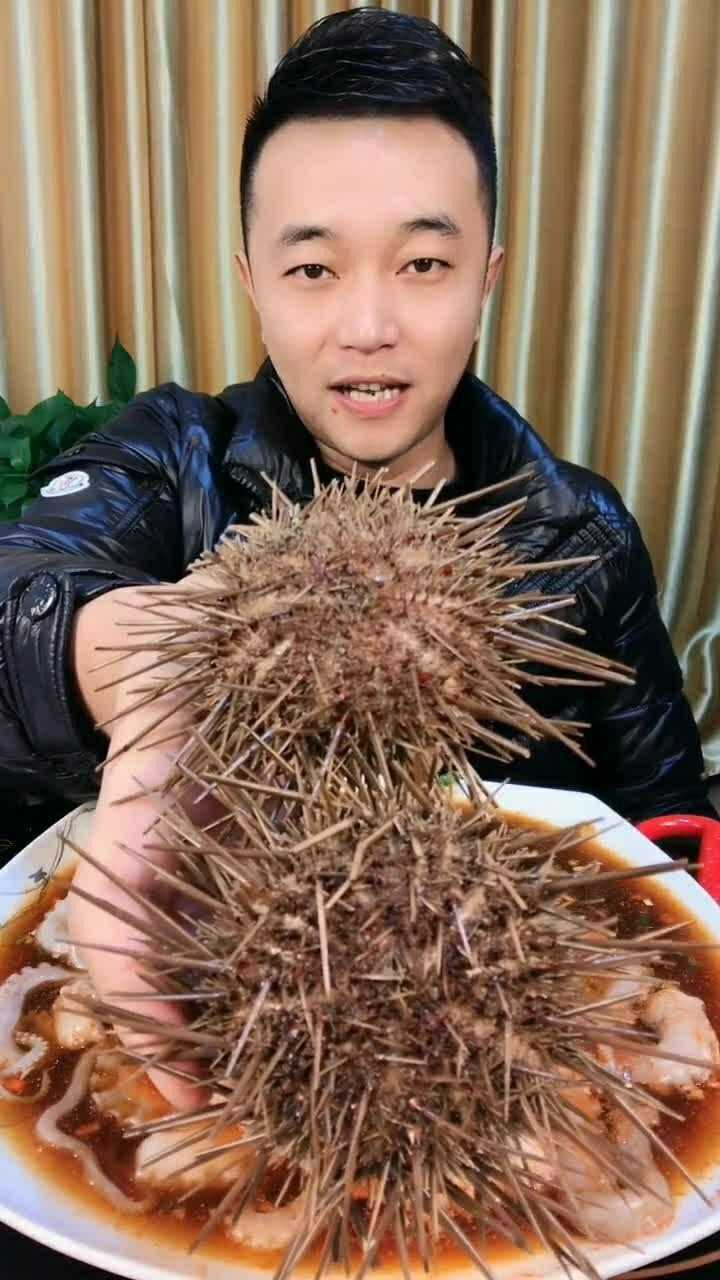 来个牙开海胆,有点扎嘴啊,但是海胆很好吃