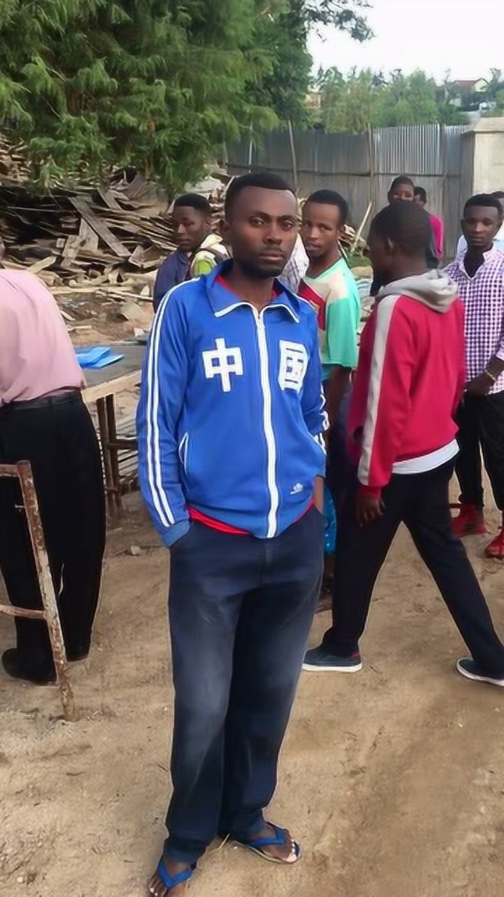 非洲兄弟穿上中国来的二手衣服整个人都帅了酷酷的