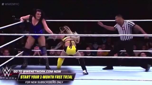 WWE:黄衣服女子一个飞膝很犀利,拳拳到肉真狠!