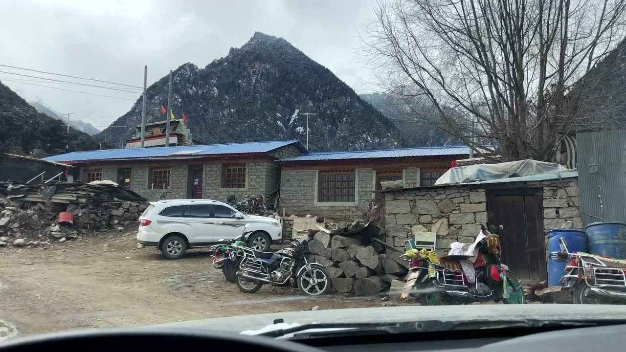 西藏嘉黎县忠玉乡尼屋乡的游客接待中心低海拔原始森林