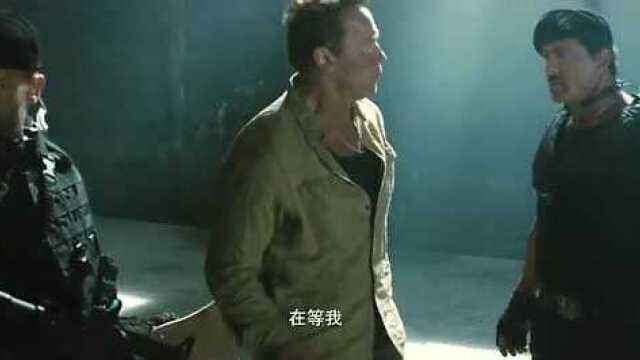 敢死队2:壮汉让贡纳给战壕松绑,并将大武器借他使用,黑人一脸委屈