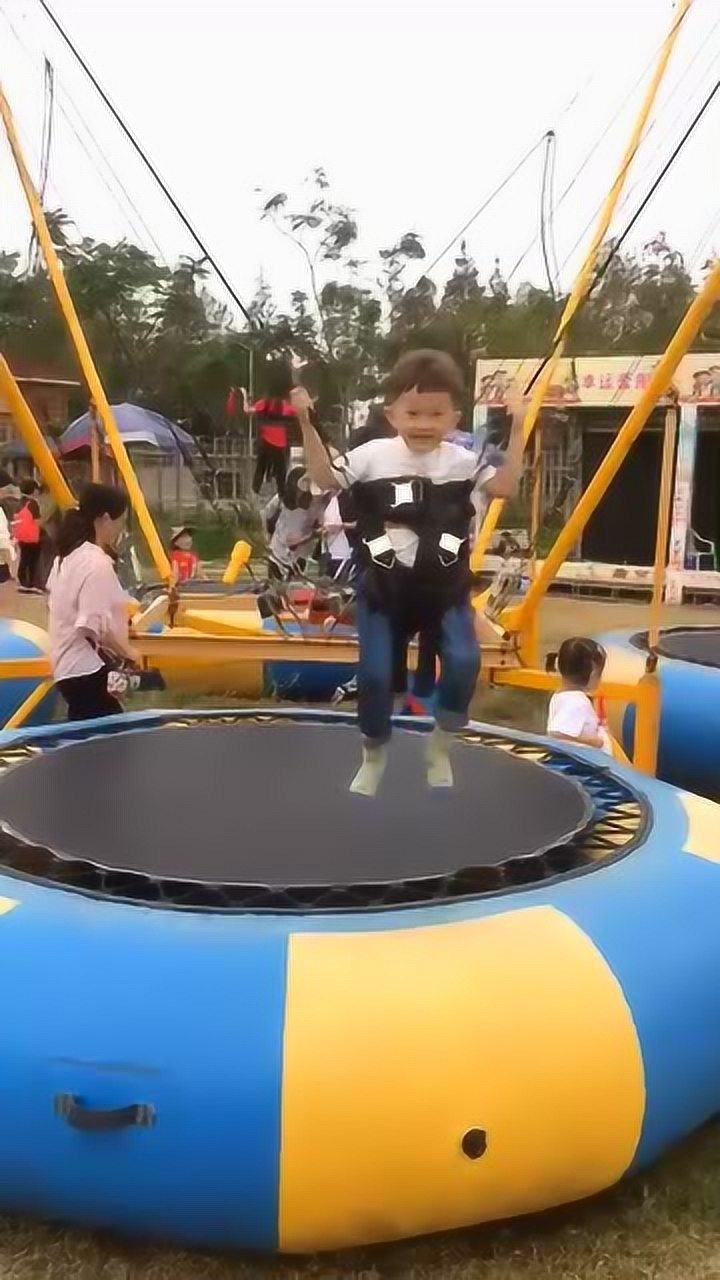 小孩子最喜欢玩的蹦蹦床,但是也要多注意安全!