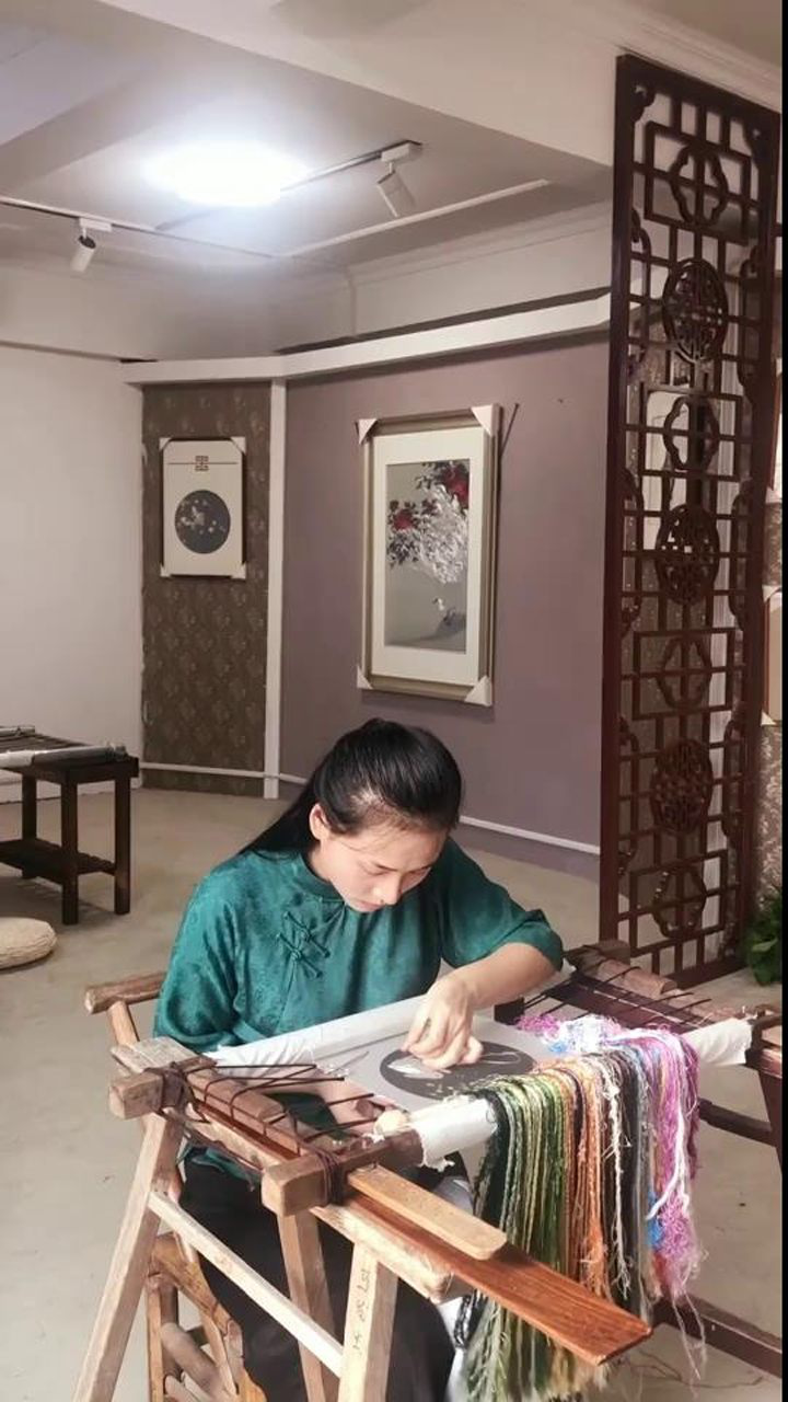 中国的苏绣手艺人技艺高超手工刺绣的兔子就和照片一样