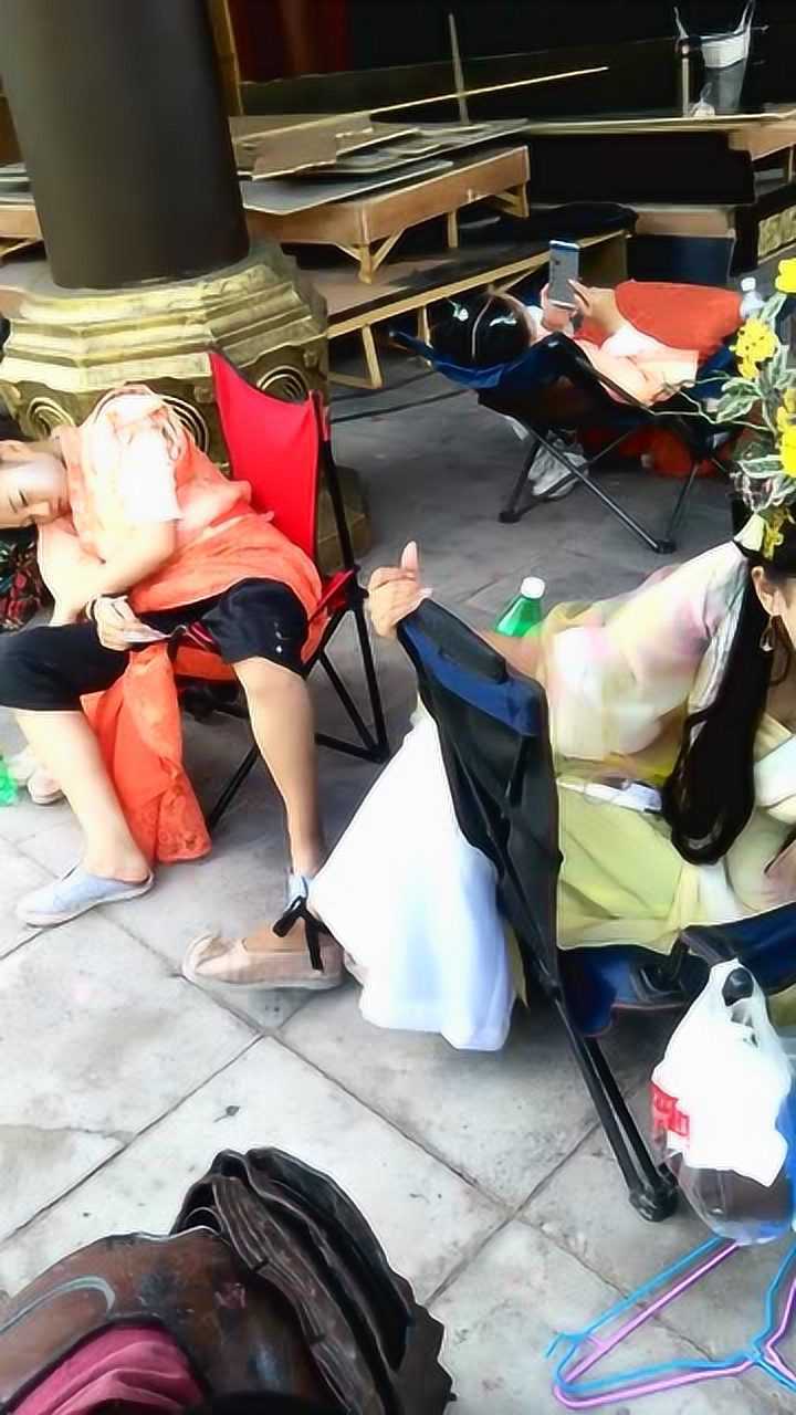 片场实拍古装美女拿着手机好强的违和感