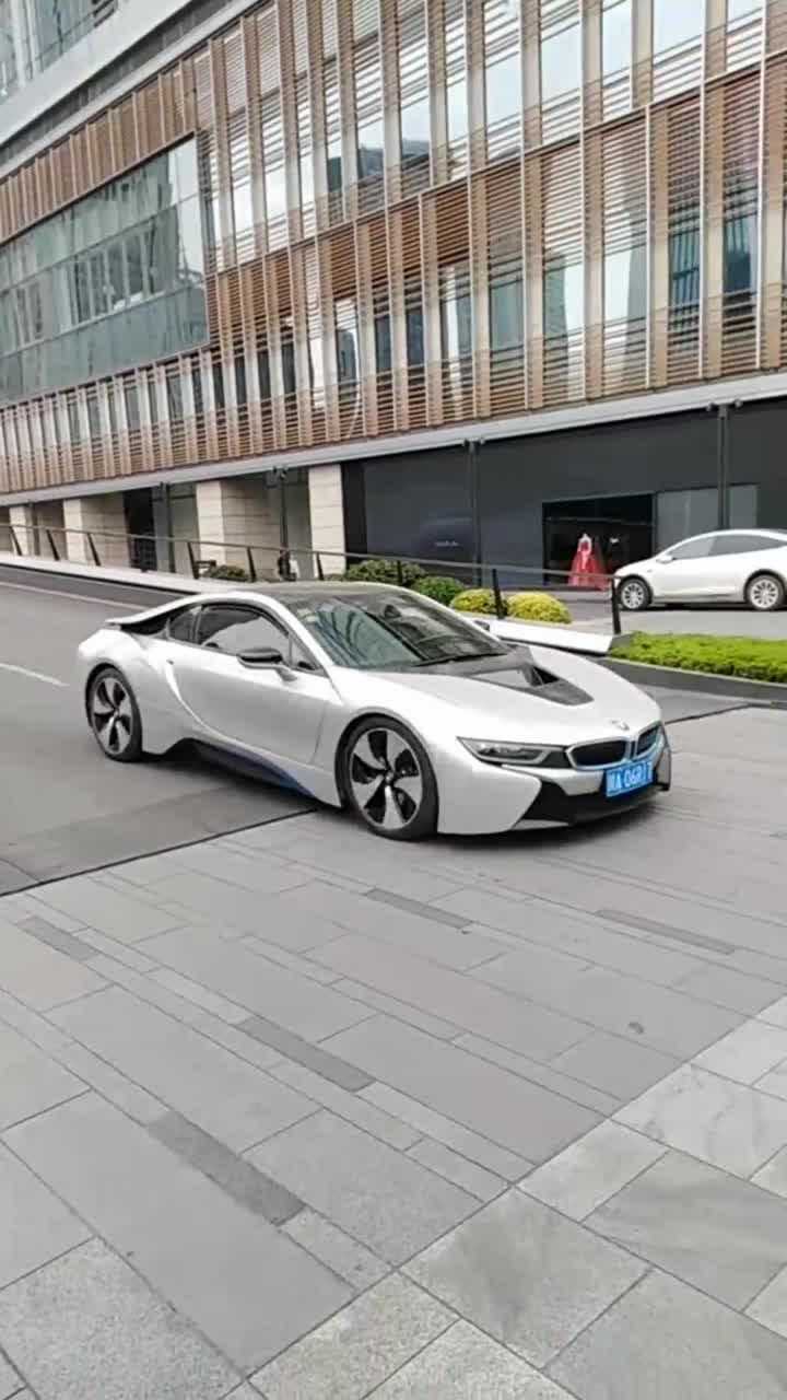 太古里网红坡阿斯顿马丁与宝马i8同时下坡惊呆了路人
