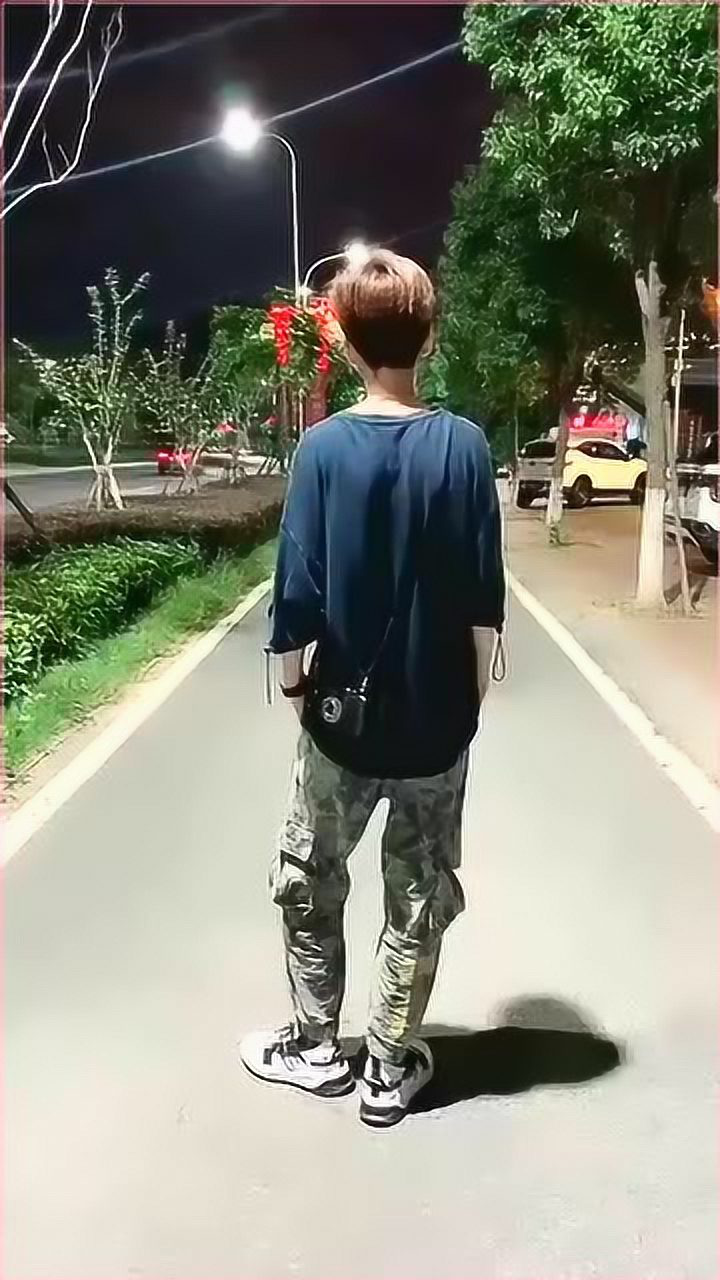 爸爸太有爱了,带着双胞胎女儿街头霸气走路,太有范了