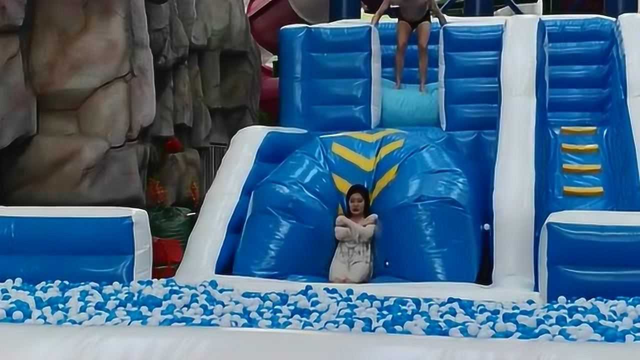 美女竟然敢穿裙子玩蹦床,被弹飞在空中时,真是太尴尬了!_腾讯视频