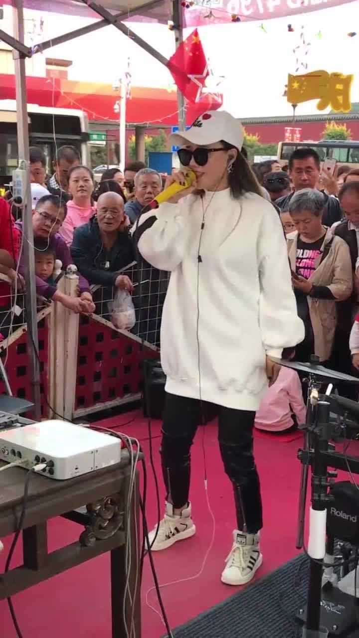 本山传媒赵文静现场演唱你的过去我不介意唱的深情有味道