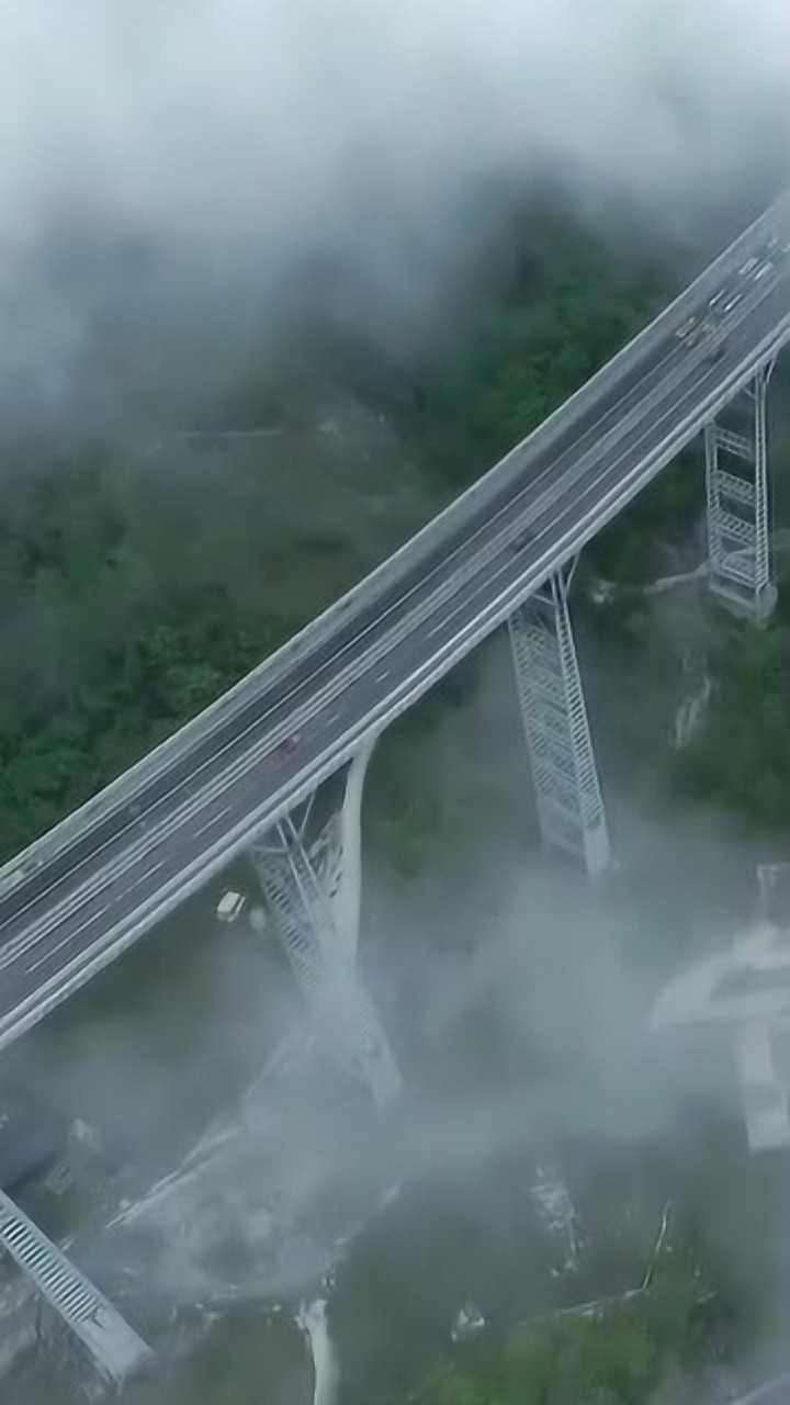 雅西高速上最壮观的桥梁干海子特大桥一座桥获得了五项世界冠军