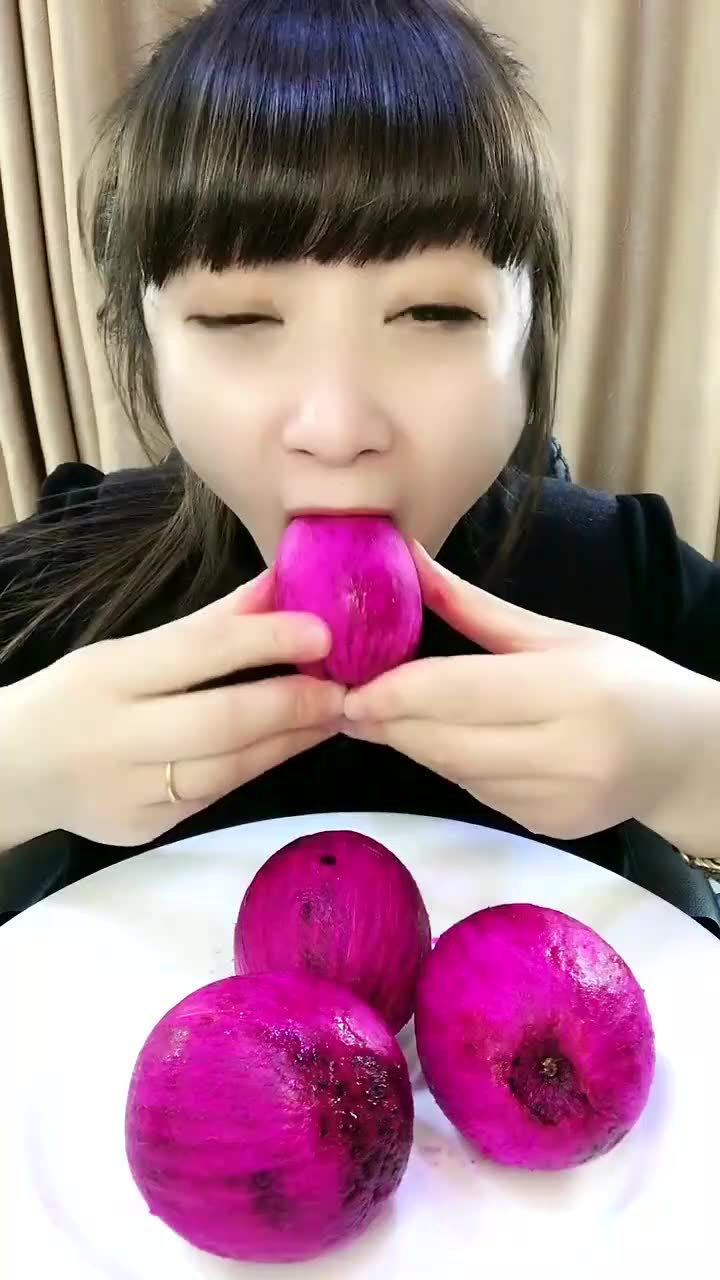 美女吃火龙果一口闷,连买口红的钱都省了,不吐籽没灵魂!