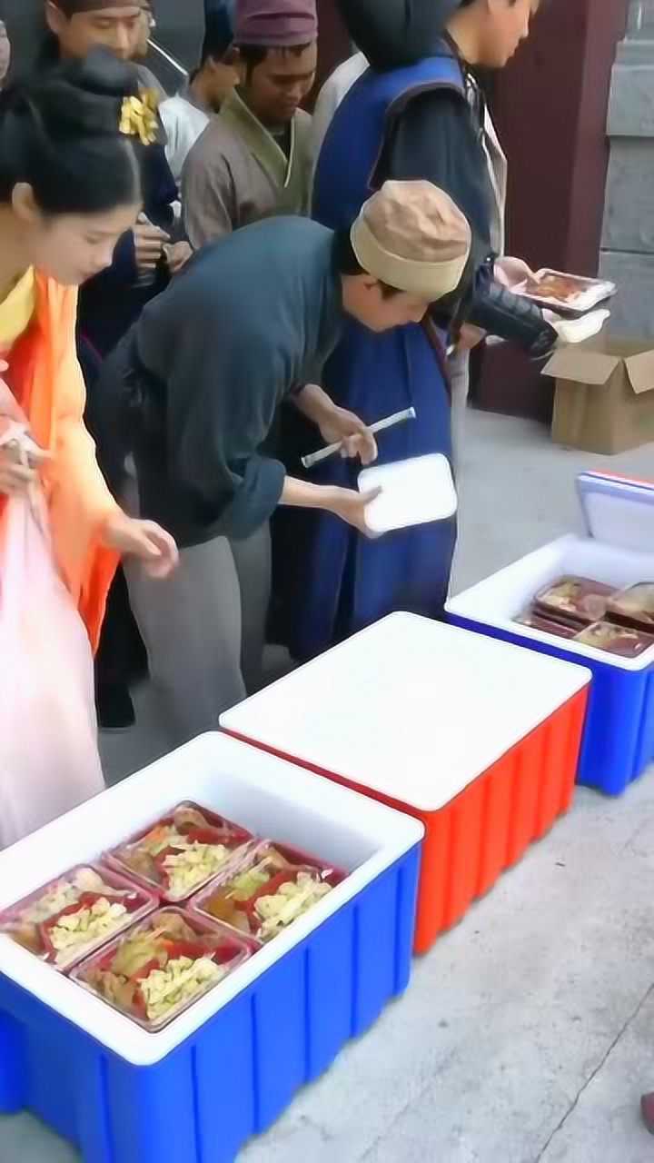 群演们领盒饭了你们对剧组的盒饭有没兴趣