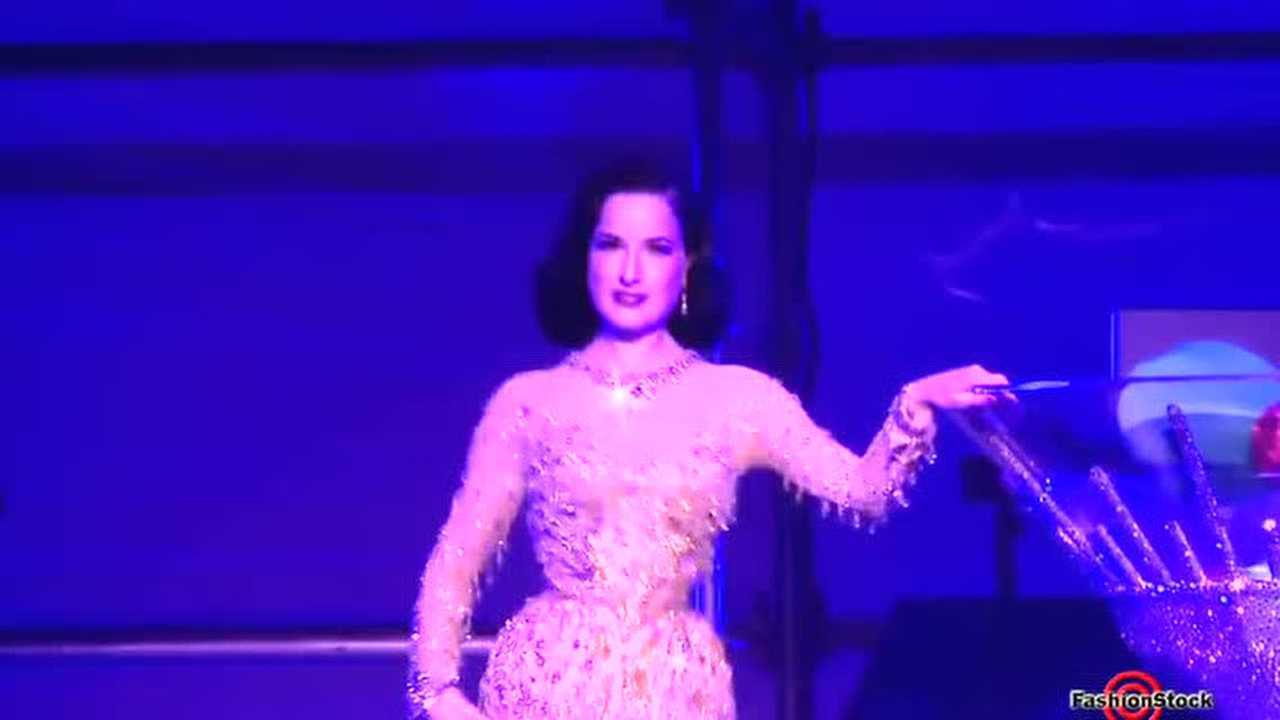 dita,von,teese这个香槟舞真的美到杀人,将性感和优雅相