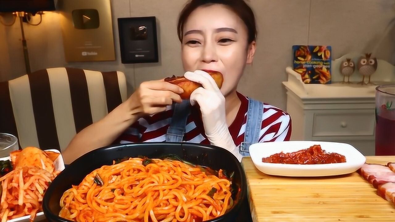 美女大胃王挑战吃"20斤"五花肉,一口秒吞1斤,看着就胃疼